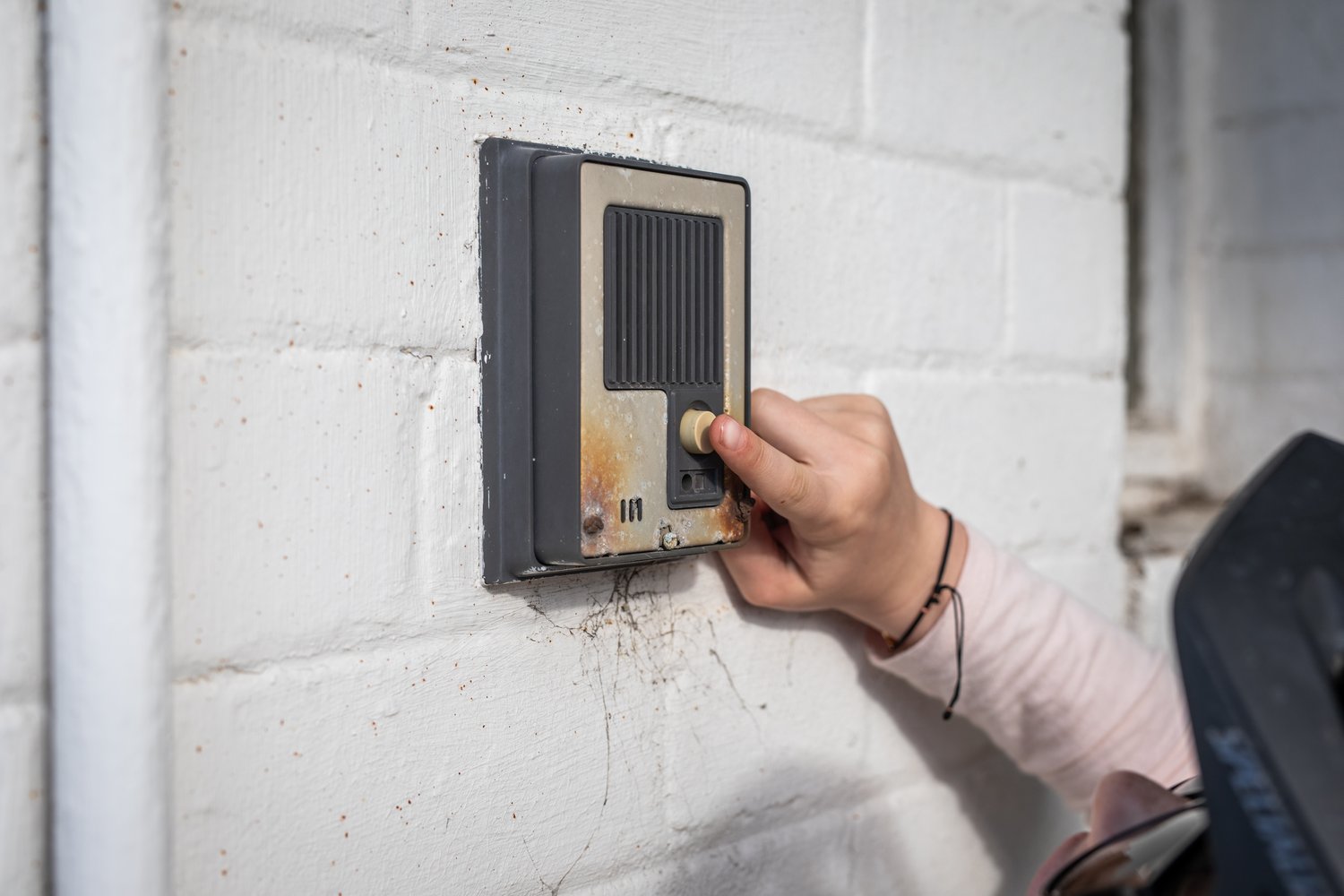 Problem zakłóceń w pracy domofonu – jak znaleźć i usunąć usterkę