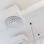 Problem zaparowanych okien w łazience – jak poprawić wentylację