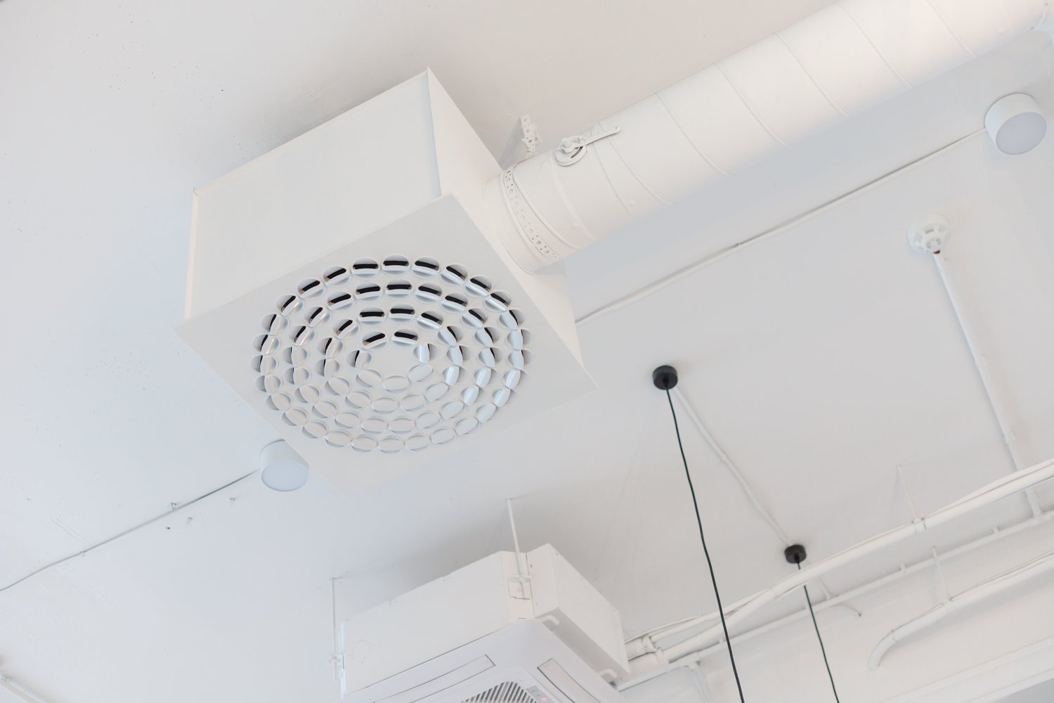 Problem zaparowanych okien w łazience – jak poprawić wentylację