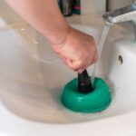 Problem zatkanej rury spustowej – metody udrażniania bez wzywania hydraulika