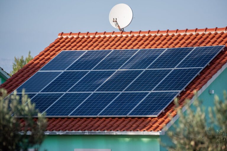 Trendy w systemach zarządzania energią odnawialną w gospodarstwach domowych