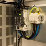 Jak prawidłowo wybrać obudowę termoutwardzalną i rozdzielnicę budowlaną dla swojej instalacji