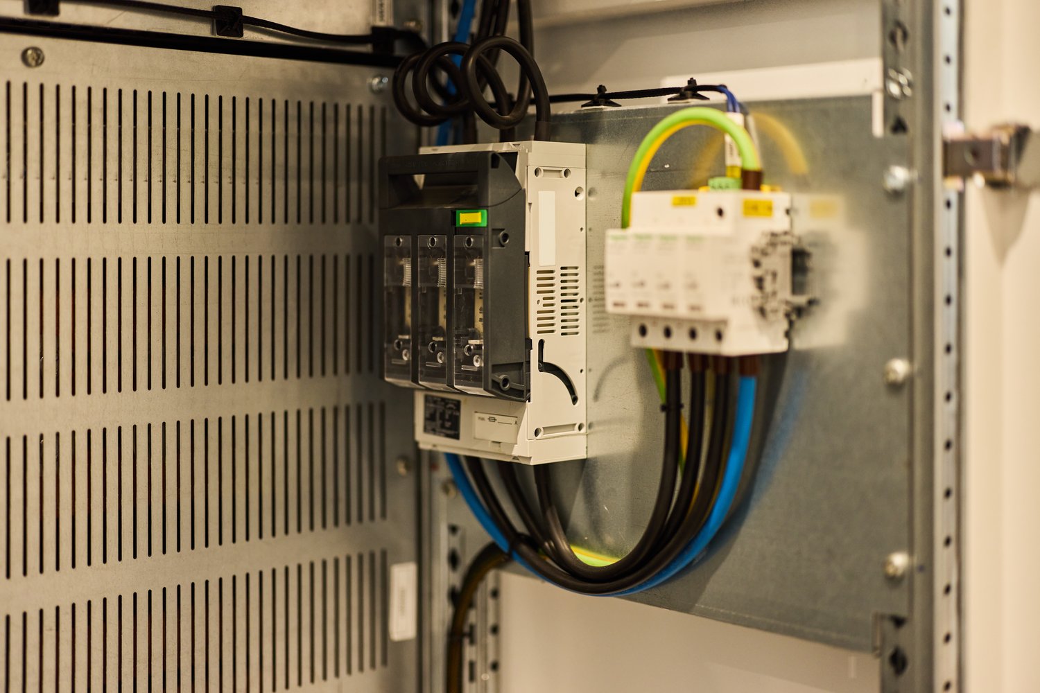 Jak prawidłowo wybrać obudowę termoutwardzalną i rozdzielnicę budowlaną dla swojej instalacji