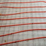 Jak wybrać i zamontować styropian frezowany pod ogrzewanie podłogowe