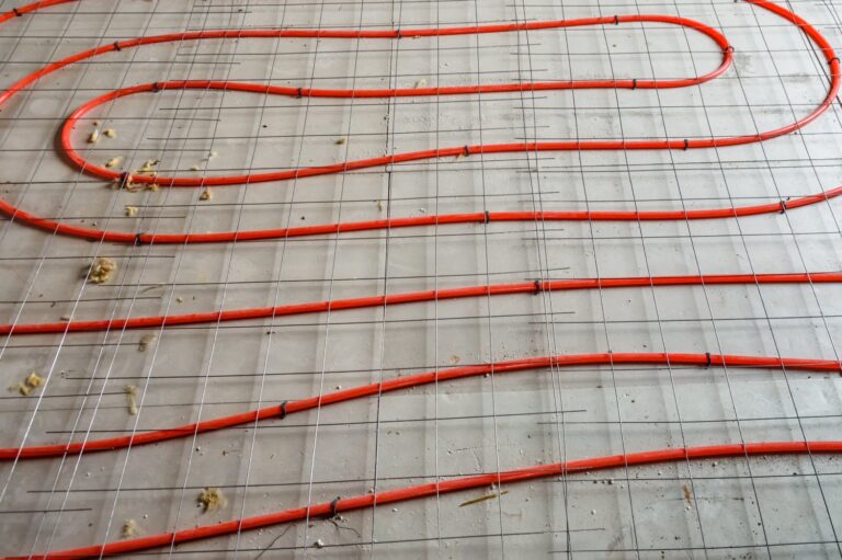 Jak wybrać i zamontować styropian frezowany pod ogrzewanie podłogowe