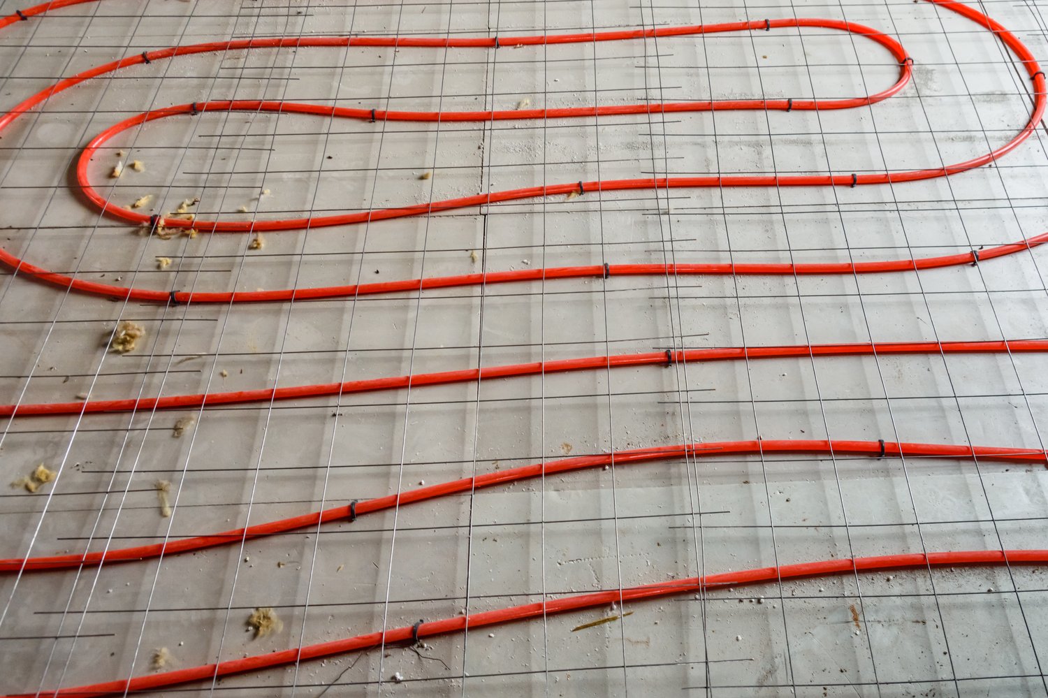 Jak wybrać i zamontować styropian frezowany pod ogrzewanie podłogowe