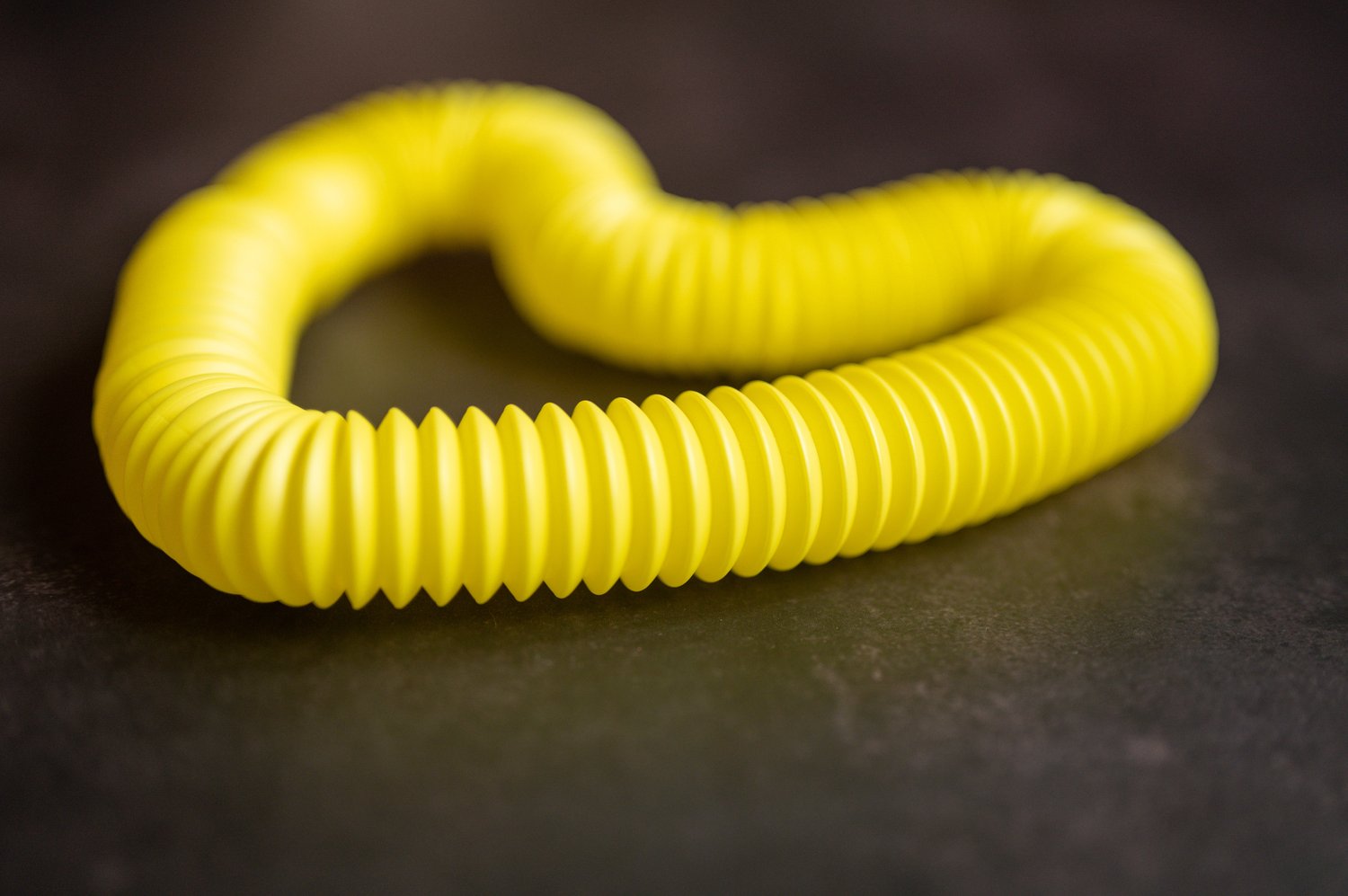 Jak wybrać odpowiednią ochronę kabli elektrycznych w instalacjach zewnętrznych