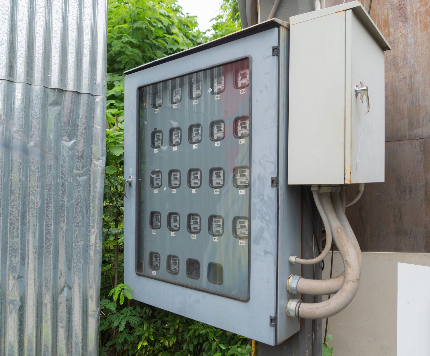 Jak wybrać odpowiednią rozdzielnicę elektryczną dla Twojego domu i ogrodu