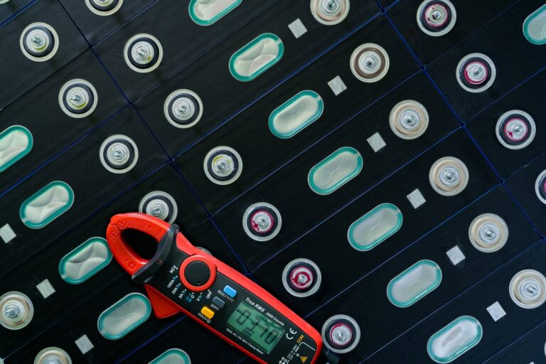 Jak wybrać odpowiednie folie zabezpieczające do instalacji elektrycznych