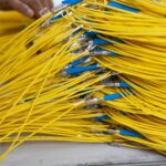 Jak wybrać odpowiednie przewody i kable do instalacji elektrycznych w budynkach przemysłowych