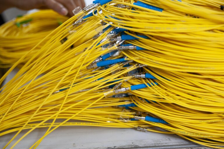 Jak wybrać odpowiednie przewody i kable do instalacji elektrycznych w budynkach przemysłowych