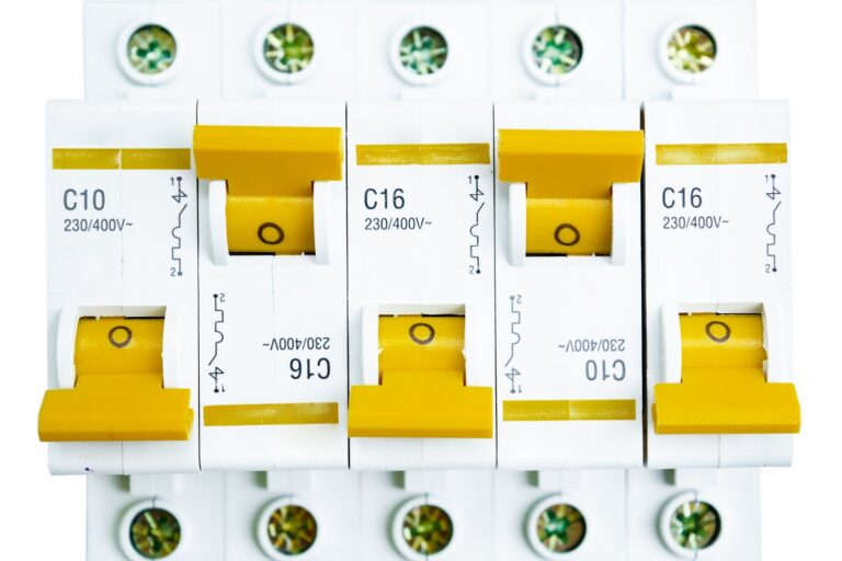 Jak wybrać odpowiednie wkładki bezpiecznikowe D02 dla swojej instalacji