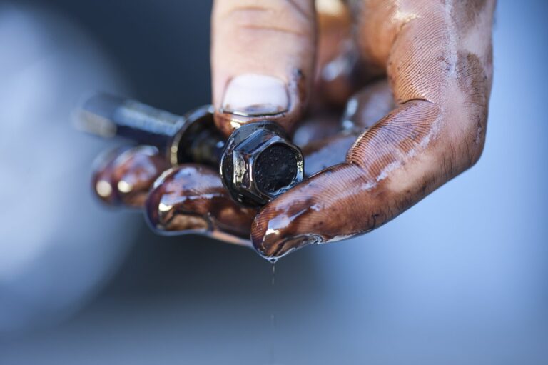 Jak prawidłowo dobierać i stosować oleje do gwintowania w pracach instalacyjnych