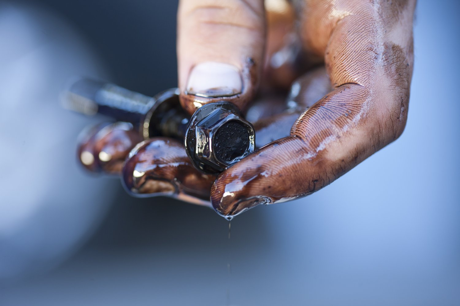 Jak prawidłowo dobierać i stosować oleje do gwintowania w pracach instalacyjnych