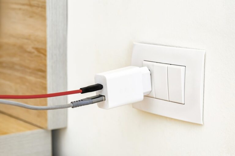 Jak wybrać idealne gniazdko z USB do ładowania urządzeń mobilnych