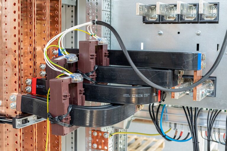 Jak wybrać odpowiedni stycznik 12V do swojej instalacji