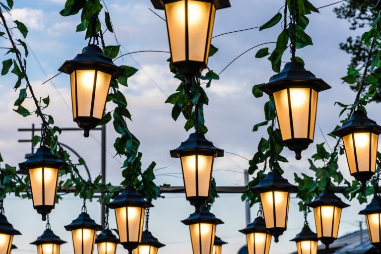 Jak wybrać odpowiednią lampę solarna do oświetlenia ścieżki ogrodowej
