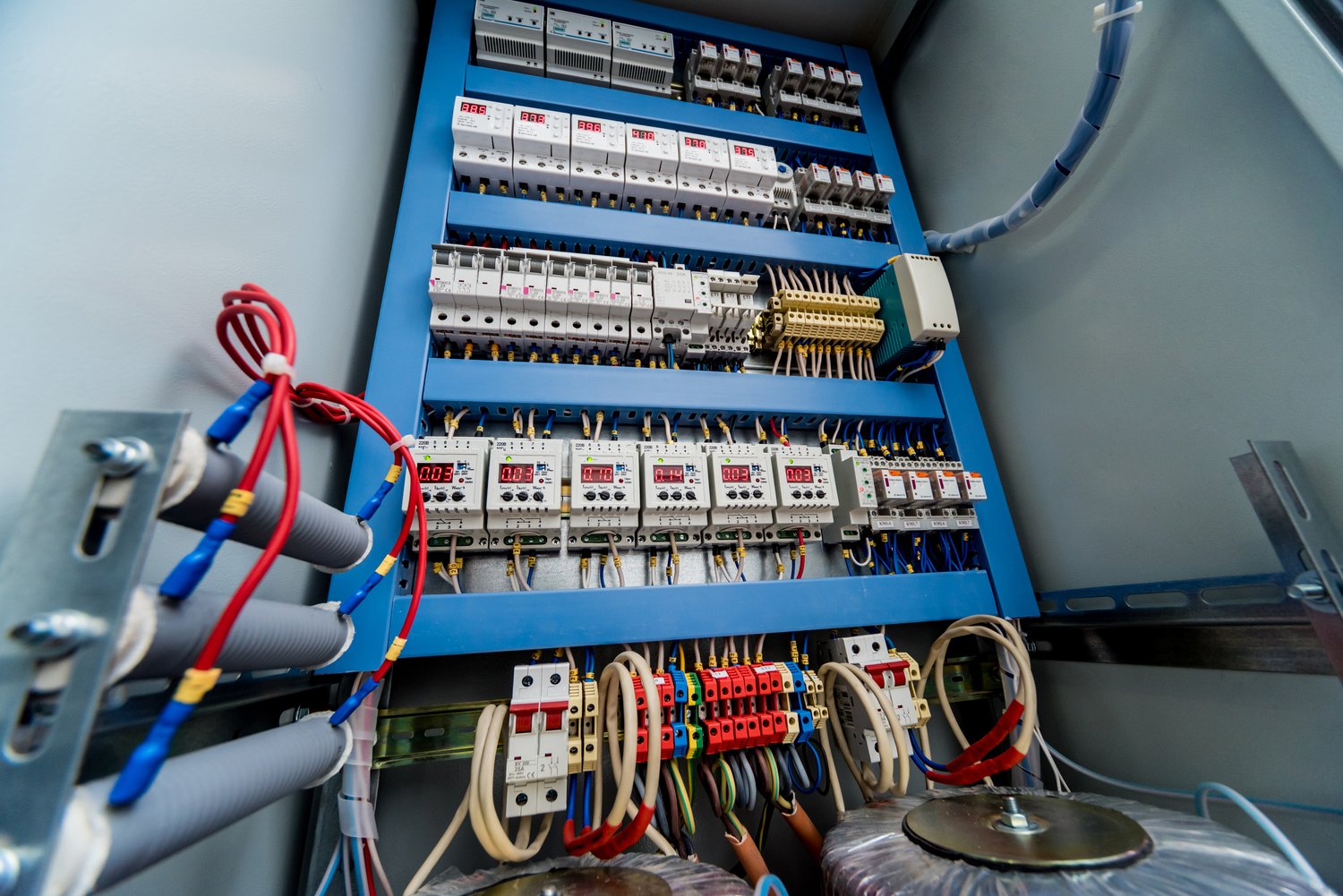 Jak wybrać odpowiednią rozdzielnicę elektryczną dla swojej instalacji