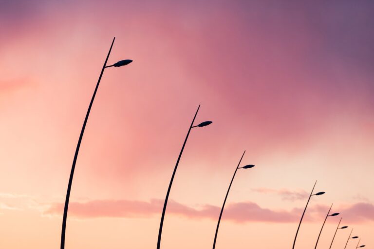 Jak wybrać odpowiednie słupy stalowe do oświetlenia ulicznego