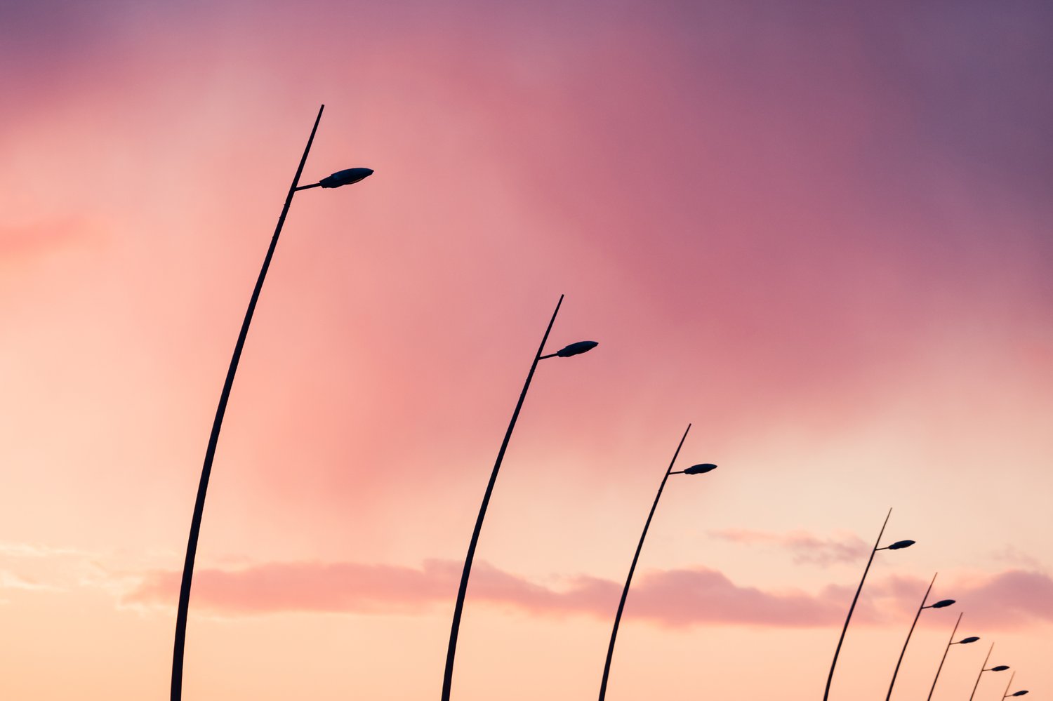 Jak wybrać odpowiednie słupy stalowe do oświetlenia ulicznego