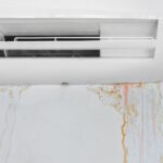 Problem kapania wody z klimatyzatora na ścianę – drożność odprowadzania skroplin
