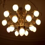 Problem migających żarówek w żyrandolu – przyczyny i sposób naprawy