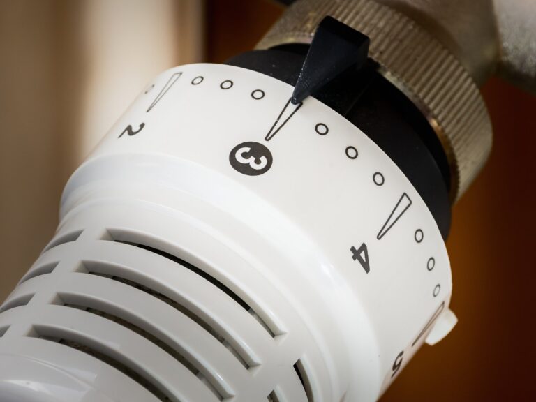 Problem niedziałającego termostatu w grzejniku pokojowym – regulacja i wymiana