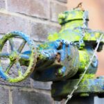 Problem nieprawidłowego działania zaworu odcinającego w piwnicy – naprawa bez hydraulika