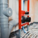 Problem nieprzyjemnego bulgotania w rurach odpływowych – usuwanie powietrza z syfonu