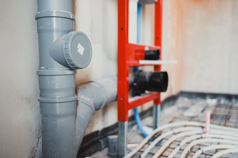 Problem nieprzyjemnego bulgotania w rurach odpływowych – usuwanie powietrza z syfonu