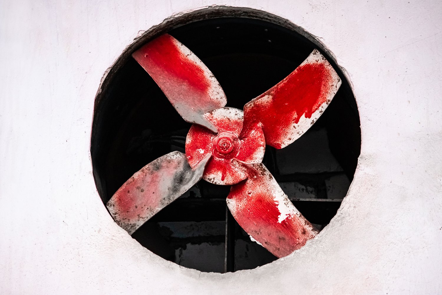 Problem niestabilnej pracy wentylatora wyciągowego w garażu – wymiana łożysk silnika