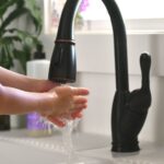 Problem niskiego naporu wody w kranie kuchennym – diagnostyka i rozwiązanie