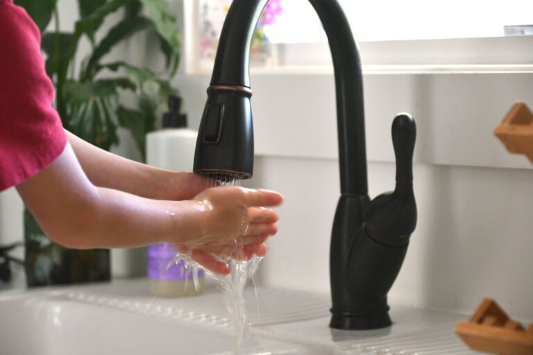 Problem niskiego naporu wody w kranie kuchennym – diagnostyka i rozwiązanie