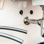 Problem przeciekającego złącza pod baterią kuchenną – wymiana uszczelnień