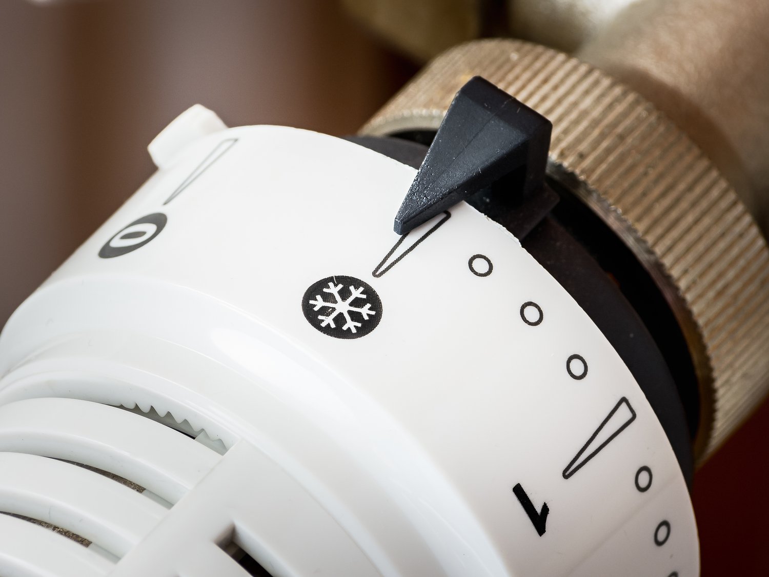 Problem spadku temperatury wody podczas kąpieli – naprawa mieszacza termostatycznego