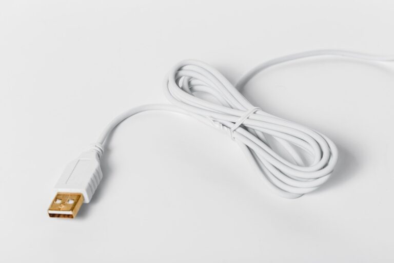 Problem wolnego ładowania urządzeń w gniazdkach USB – sprawdzanie jakości połączeń