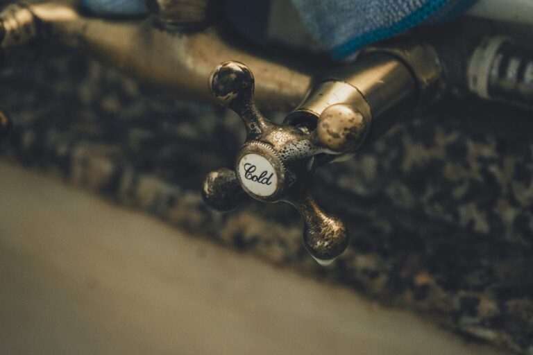 Problem zacinającego się zaworu przy wodomierzu – odblokowanie i konserwacja