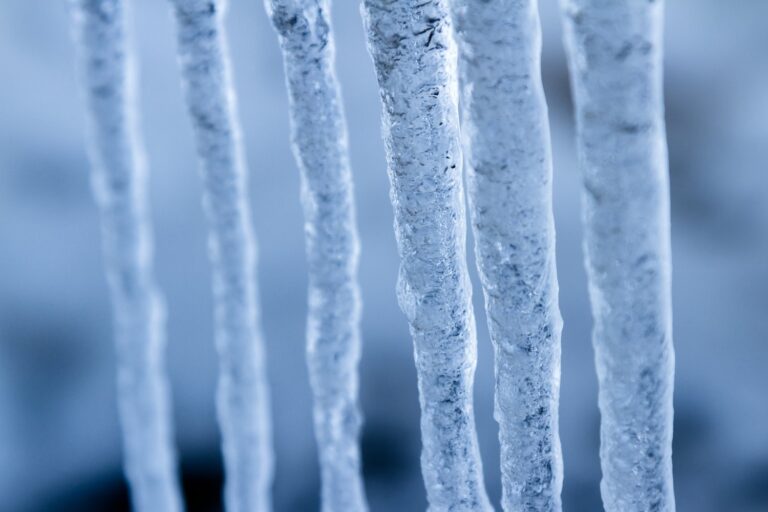 Problem zamarzania rur w nieogrzewanej piwnici – skuteczne zabezpieczenie przed mrozem