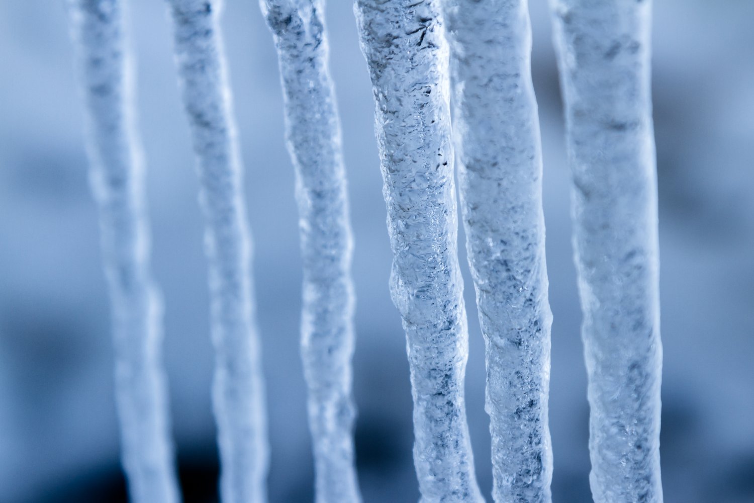 Problem zamarzania rur w nieogrzewanej piwnici – skuteczne zabezpieczenie przed mrozem