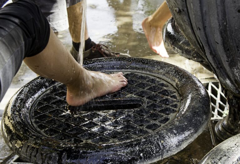 Problem zatkanej rury odpływowej z pralki – metody udrażniania dla domowników