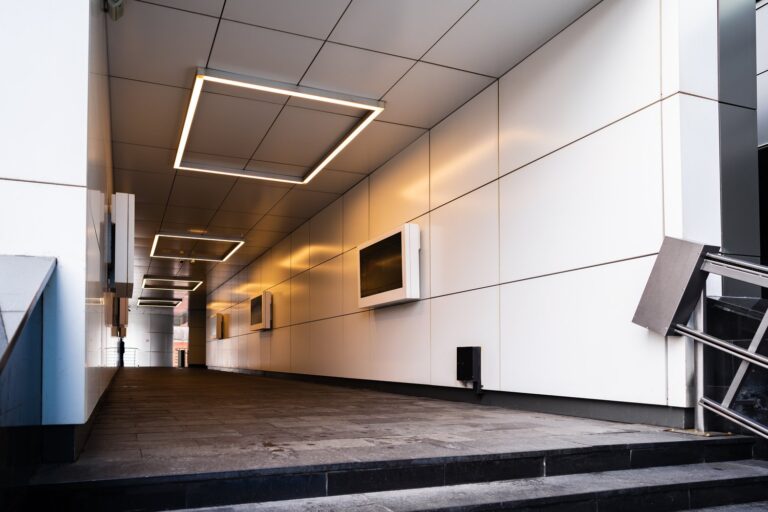 Trendy w projektowaniu energooszczędnych systemów oświetlenia korytarzy