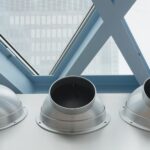 Trendy w projektowaniu wentylacji dla małych łazienek bez okien