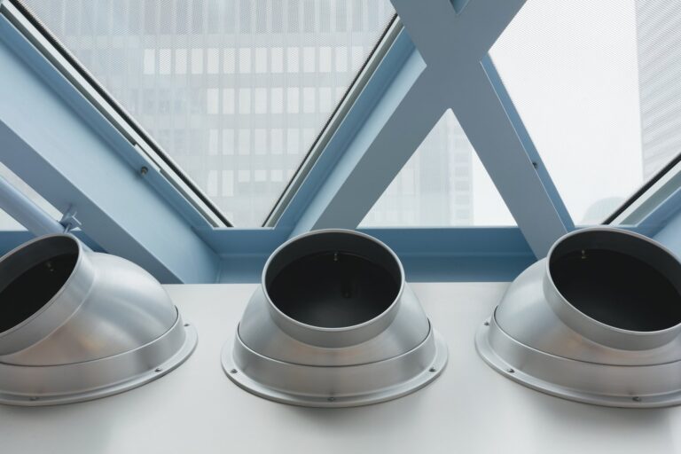 Trendy w projektowaniu wentylacji dla małych łazienek bez okien