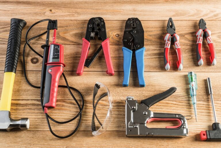 Jak wybrać odpowiednie narzędzia elektryczne do prac instalacyjnych
