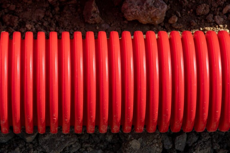 Praktyczne wskazówki wyboru rur osłonowych do instalacji kablowych w gruncie