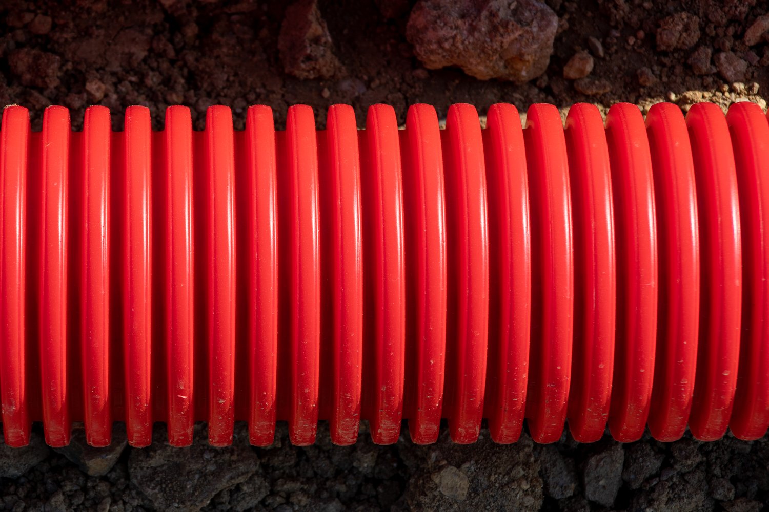 Praktyczne wskazówki wyboru rur osłonowych do instalacji kablowych w gruncie