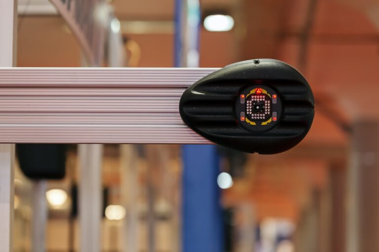 Problem częstego wyzwalania się czujnika ruchu przy oknach – regulacja czułości urządzenia