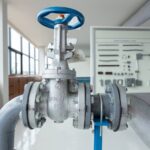 Problem hałasów hydraulicznych po zamknięciu kranu – montaż amortyzatorów uderzeń wodnych