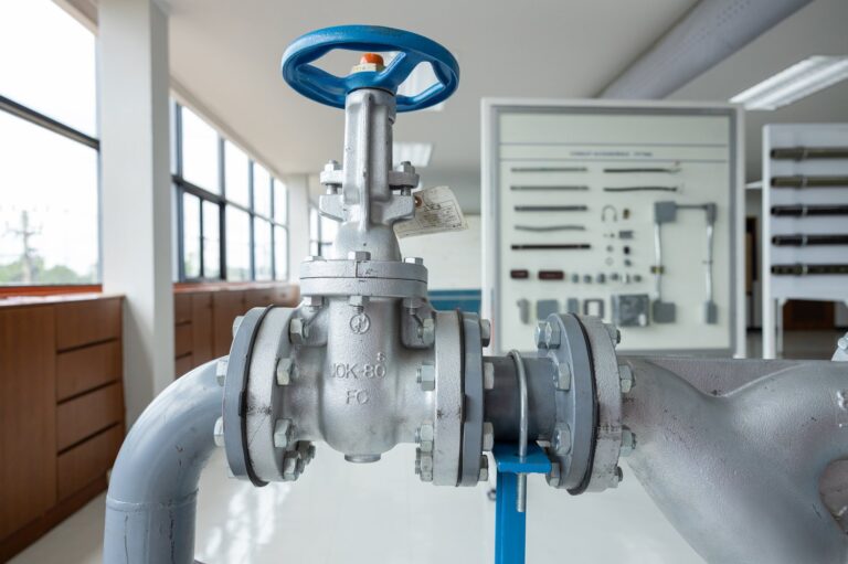 Problem hałasów hydraulicznych po zamknięciu kranu – montaż amortyzatorów uderzeń wodnych