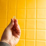 Problem przeciekania wody przez fugi w kabinie prysznicowej – odnowienie uszczelek silikonowych